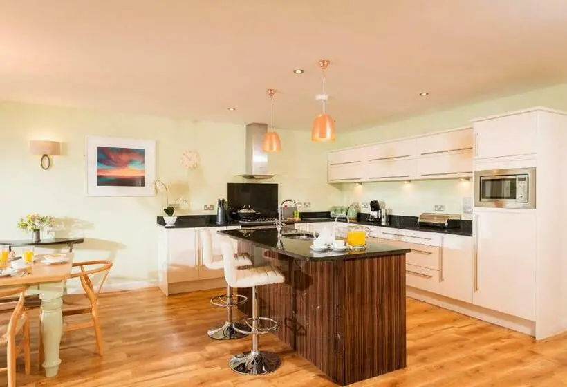 １ベッドルームハウス, Herons House Sleeps 12, Heated Pool, Hot Tub, Sauna, Games Room 5 Star!