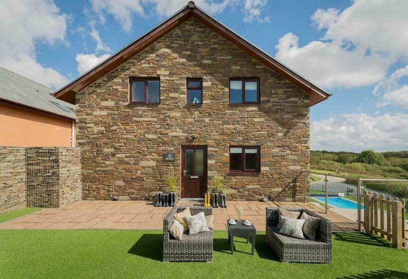 Дом 1 Спальня, Herons House Sleeps 12, Heated Pool, Hot Tub, Sauna, Games Room 5 Star!