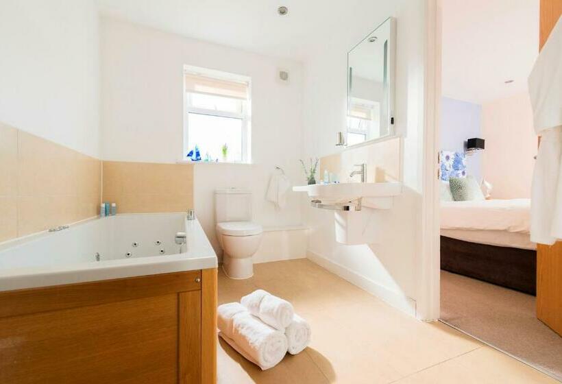 Дом 1 Спальня, Herons House Sleeps 12, Heated Pool, Hot Tub, Sauna, Games Room 5 Star!