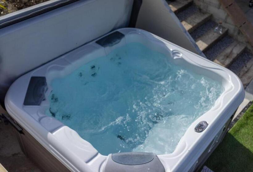 Дом 1 Спальня, Herons House Sleeps 12, Heated Pool, Hot Tub, Sauna, Games Room 5 Star!