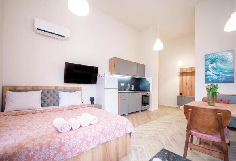 סטודיו סטנדרט, מיטה זוגית, Wow Studios For Rent   Bul Montevideo 25a   B