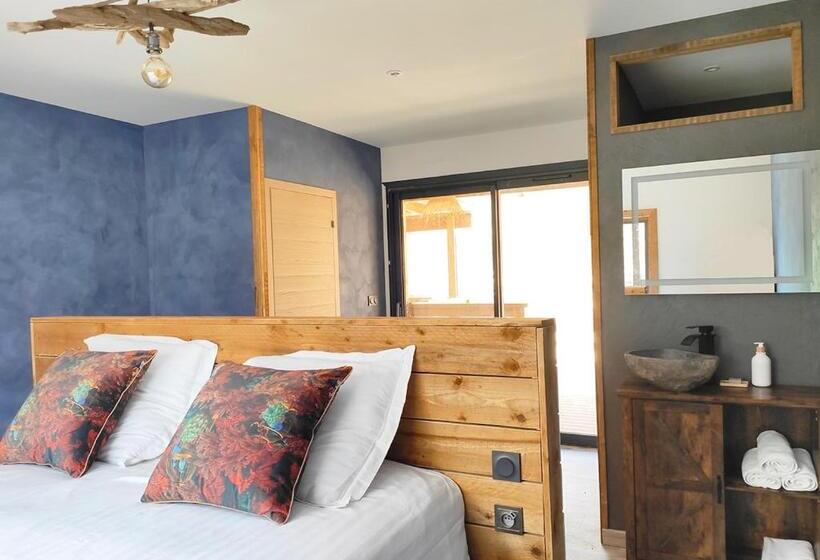 プールビュースタンダードルーム, Villa Occitana