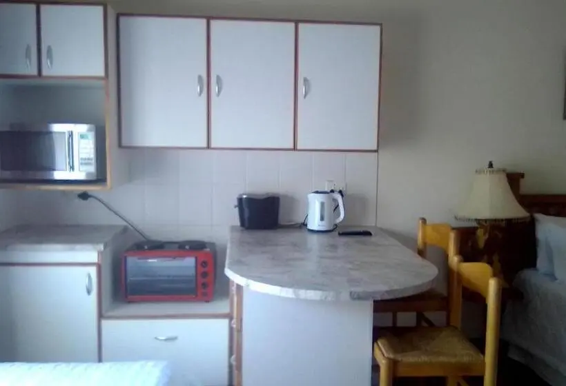 ファミリールーム, Access Guest House