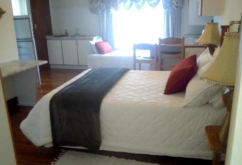 חדר משפחתי, Access Guest House