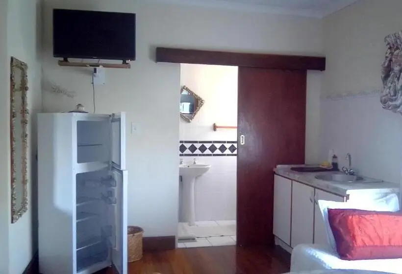 ファミリールーム, Access Guest House