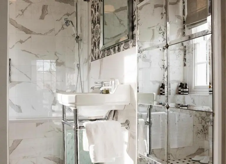 اتاق استاندارد با تخت بزرگ, The Naight House