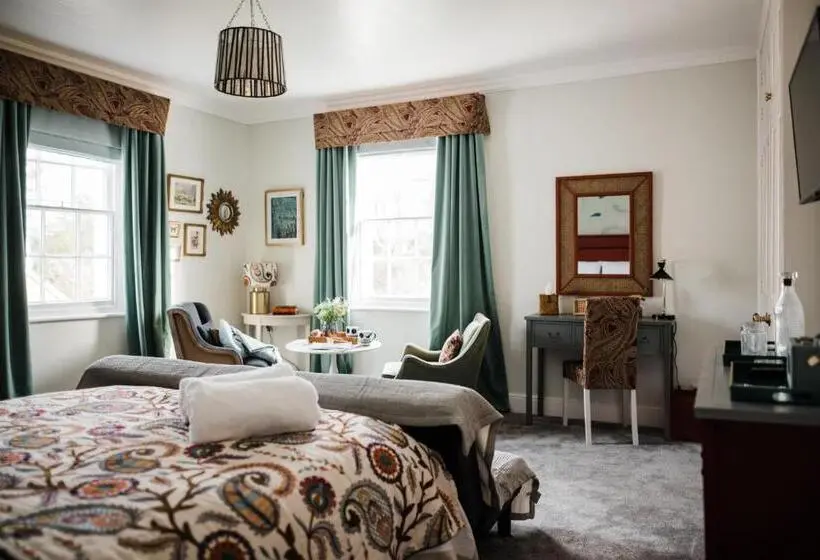اتاق استاندارد با تخت بزرگ, The Naight House