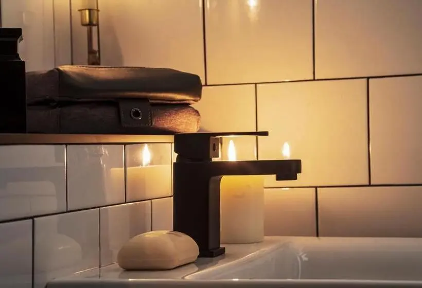 Llit en Habitació Compartida, Bo