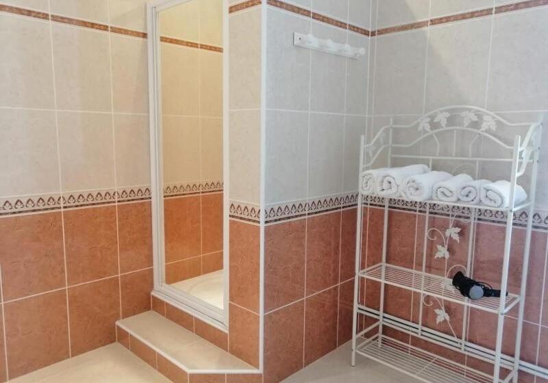 스탠다드 트리플 룸(3인실) 외부 욕실, Les Croque Notes, Chambres Et Table D Hôtes