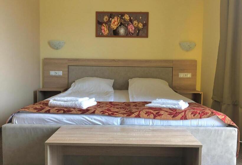 带阳台的三人标准间, Maria Garden