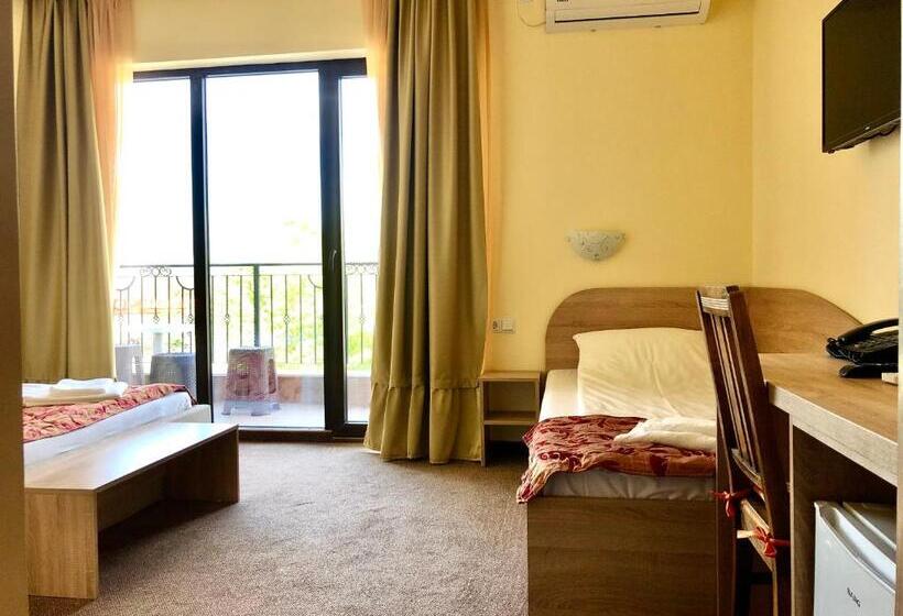 Quarto Quadruple Standart com Varanda, Maria Garden