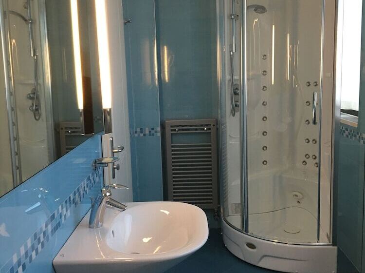 חדר סטנדרט לשלושה, Guglielmotel