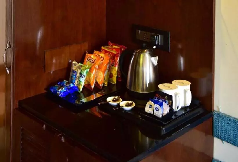 キングサイズベッドのスーペリアルーム, Golden Tulip Candolim, Goa