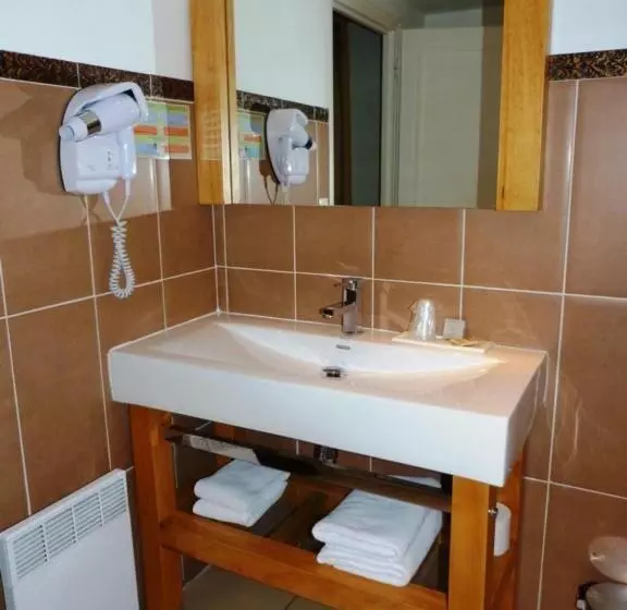 Standard Triple Room with Terrace, Mas De Calabrun