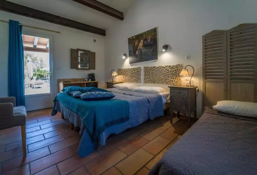 Standard Triple Room with Terrace, Mas De Calabrun