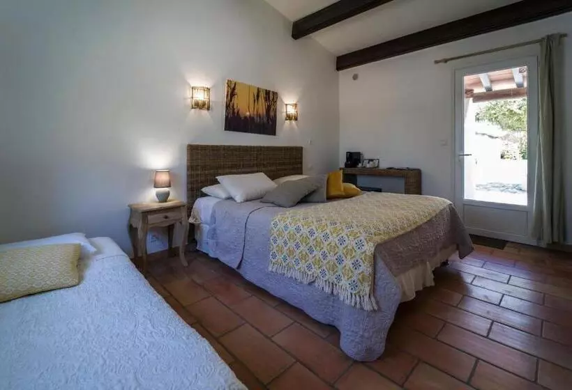 Standard Triple Room with Terrace, Mas De Calabrun