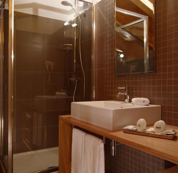 חדר סטנדרט לשלושה, Natura