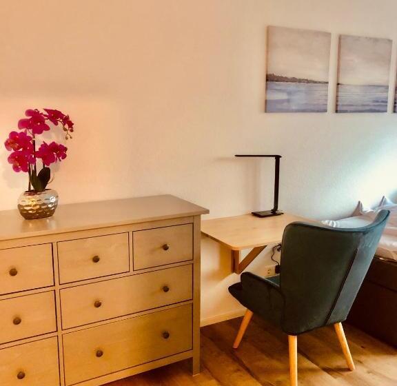 バス共有のスタンダードルーム, Hostel Hof Kranichstein