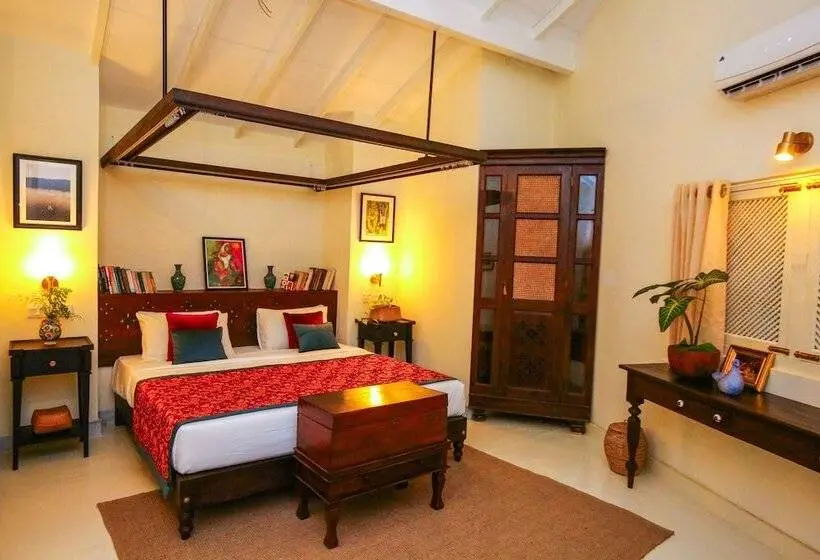 اتاق سوپریور, The Sun House
