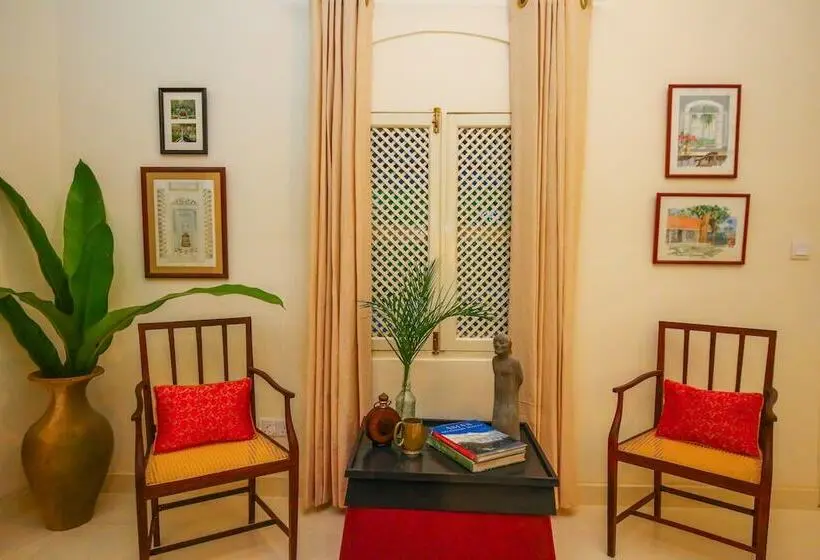 اتاق سوپریور, The Sun House