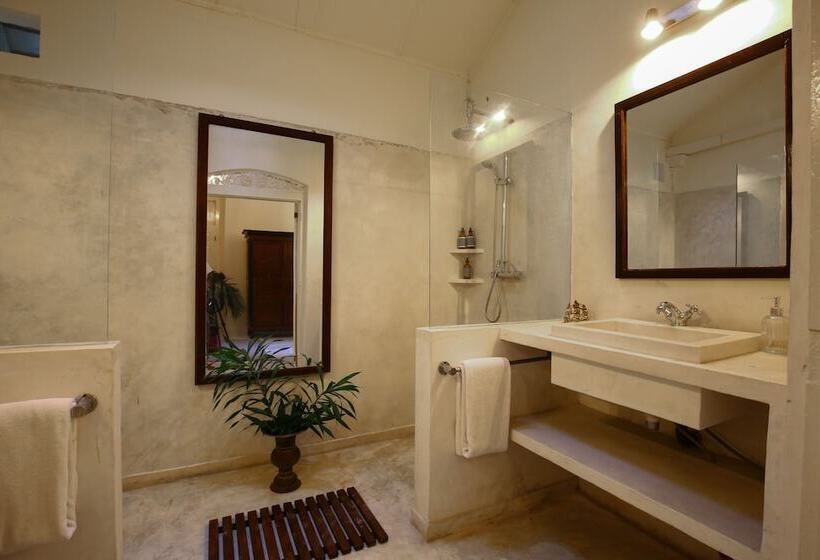 豪华房间, The Sun House