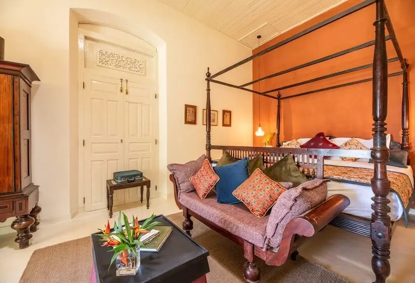 اتاق لوکس, The Sun House