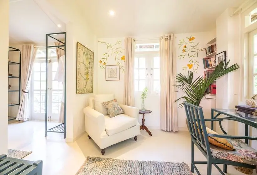 سوئیت جونیور با چشمانداز باغ, The Sun House