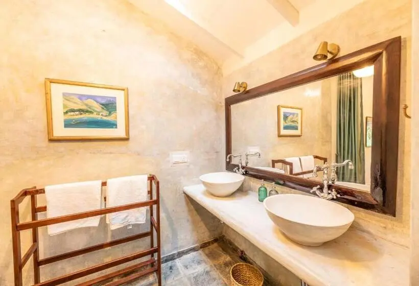 اتاق استاندارد با چشمانداز باغ, The Sun House