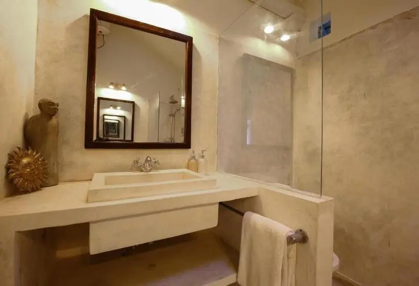 اتاق سوپریور, The Sun House