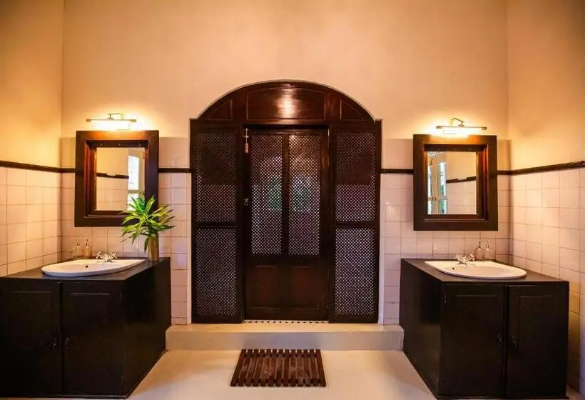 سوئیت با تخت بزرگ, The Sun House