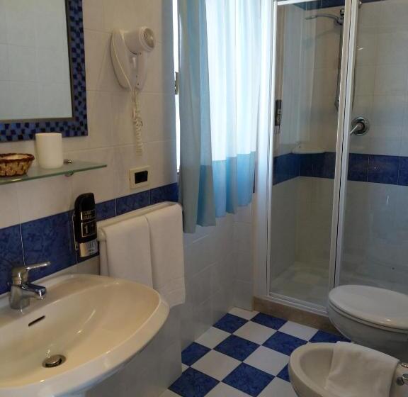 غرفة قياسية مطلّة علي البحيرة, Gallo