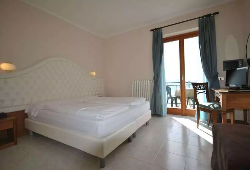 Superior room with lake view, Gallo