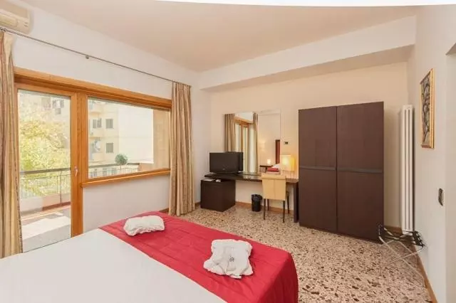 Comfort room with balcony, Piazza Marconi