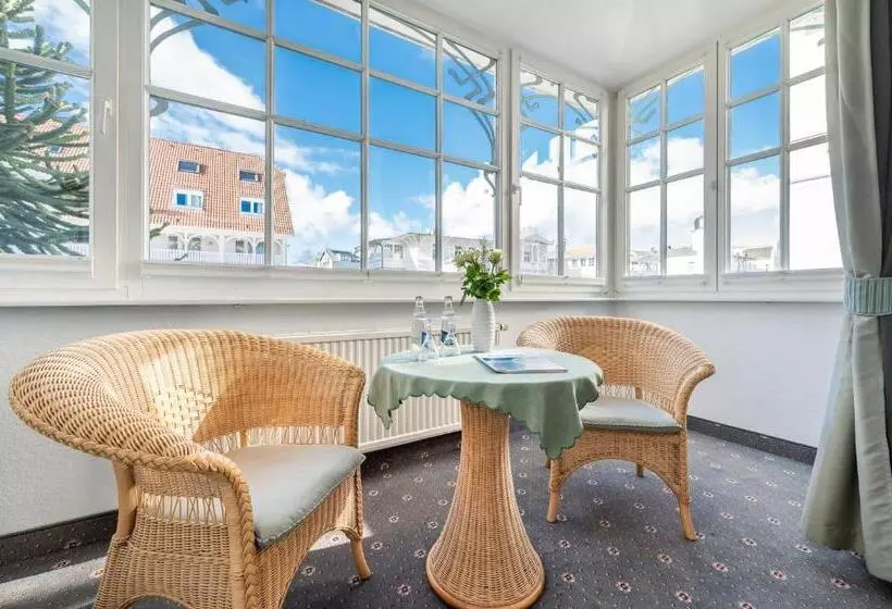コンフォートルーム, Villa Neander