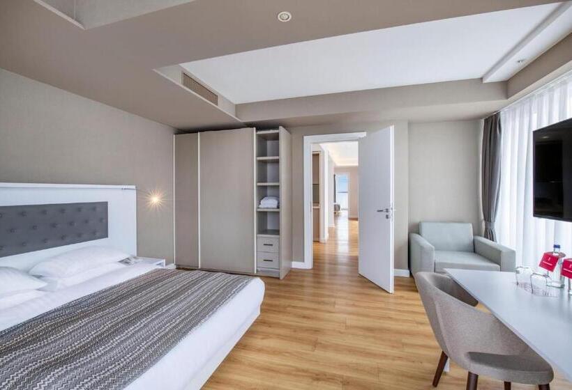 Junior Suite Sea View, Alliance Palace Batumi By Marriott