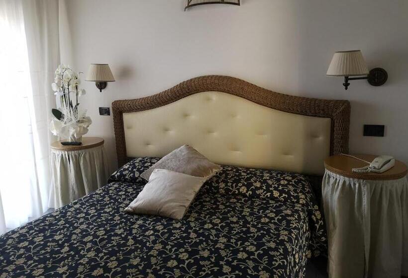 חדר קלאסי לשלושה, Alba