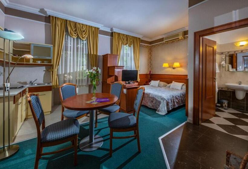 جناح جونيور, Betekints Wellness