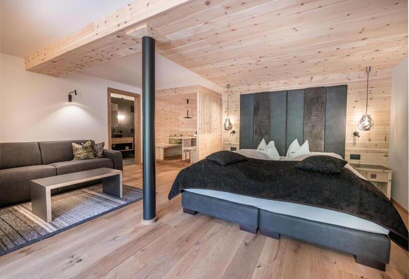 סוויטת ג'וניור עם מרפסת, Cristallo  Wellness Mountain Living