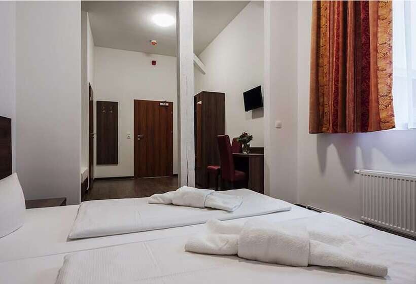 اتاق استاندارد سه نفره, Queens Park