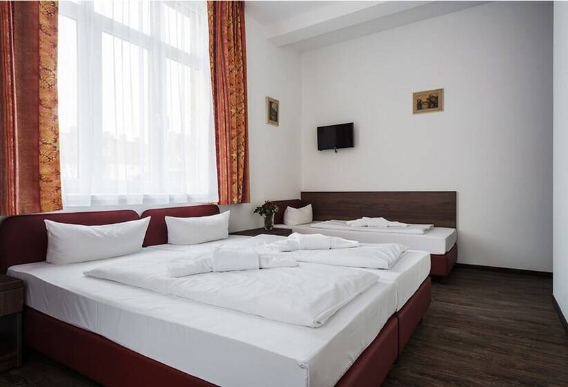 Economy Triple Room, Queens Park