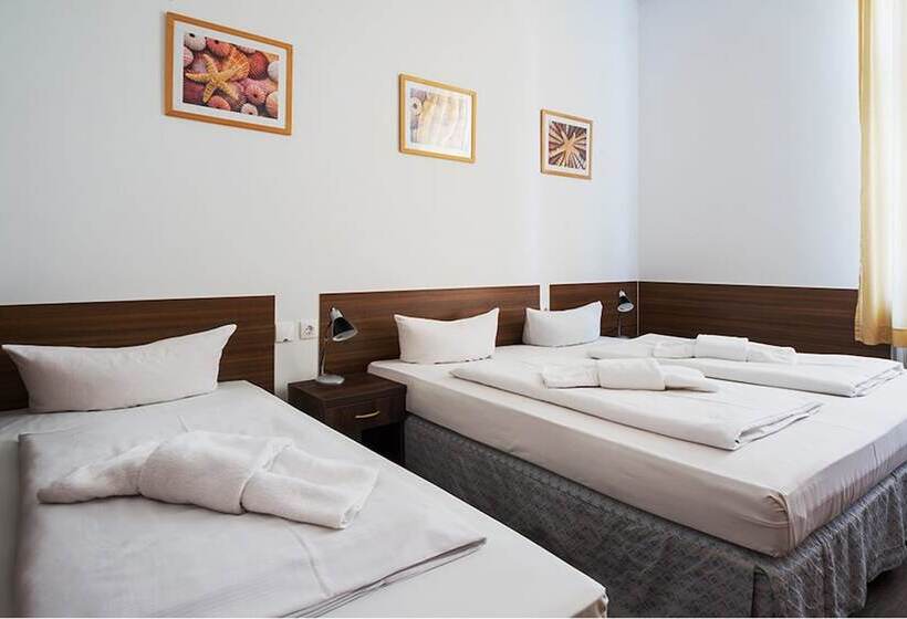 Economy Triple Room, Queens Park