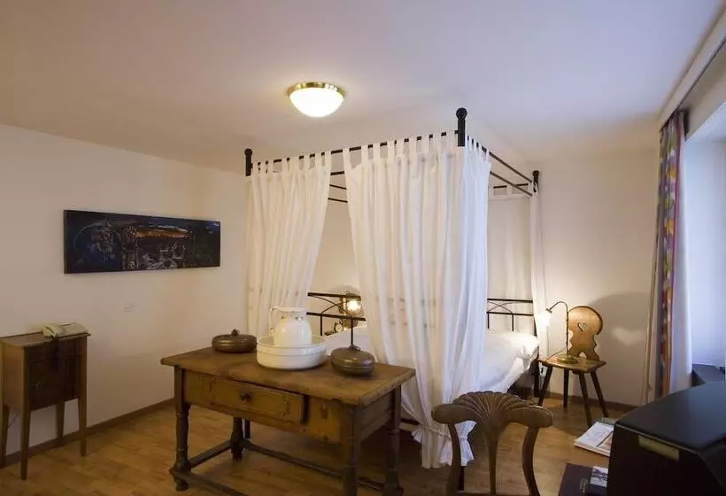 Chambre Standard Individuelle, Roter Turm
