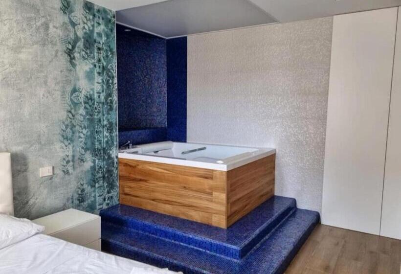 Standardzimmer Kingsize Bett, The Smerald 2