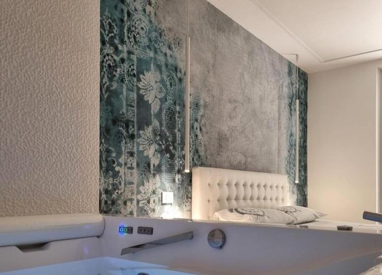 Standardzimmer Kingsize Bett, The Smerald 2