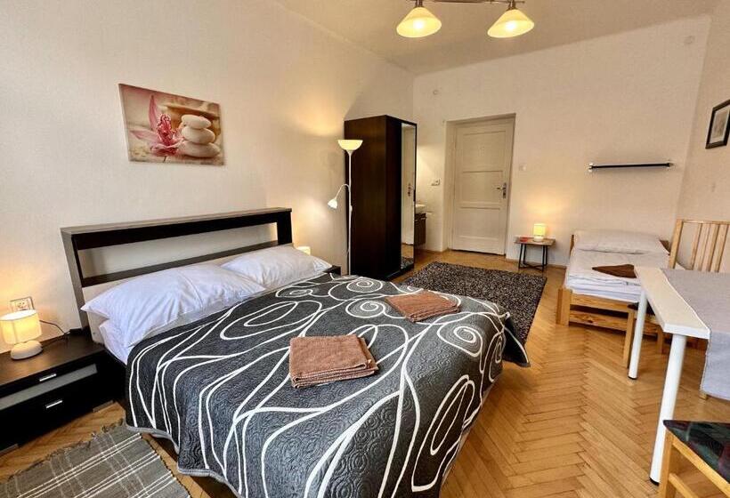 اتاق استاندارد سه تخته با سرویس بهداشتی مشترک, Pension Sklep