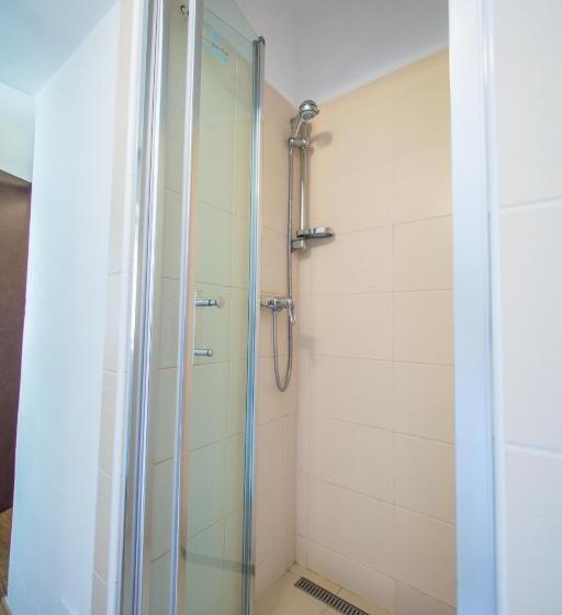 标准单人间, Pension City