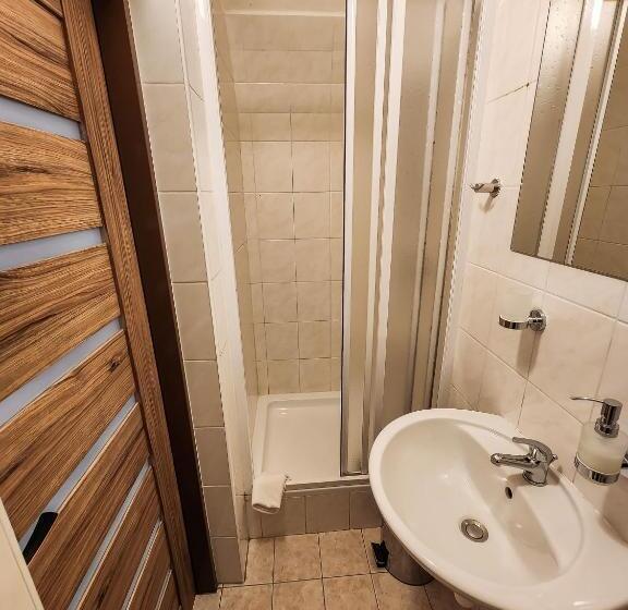 标准三人间, Pension City