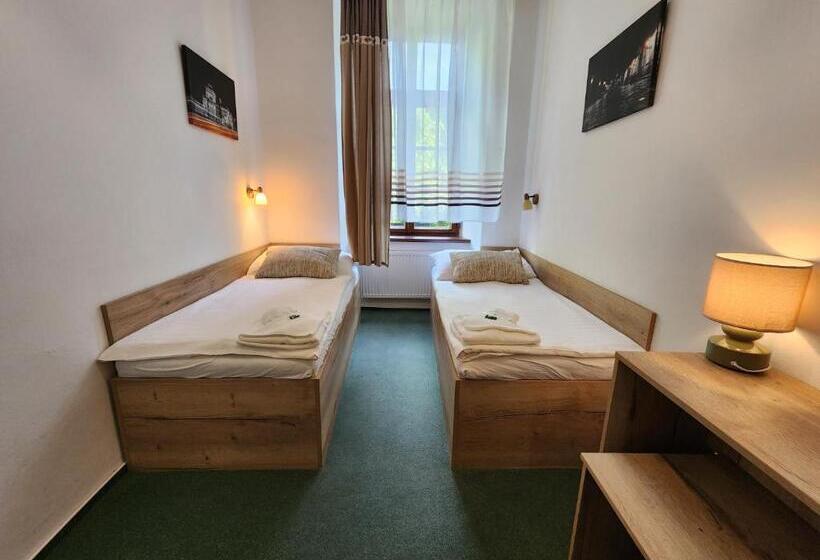 四人标准间, Pension City