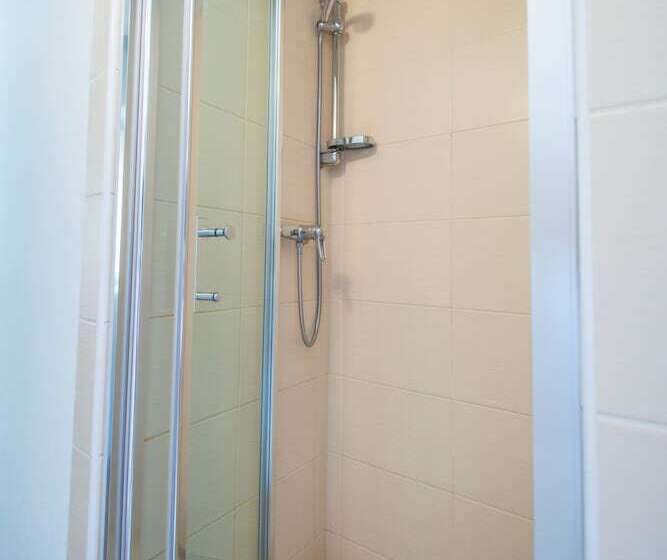 标准单人间, Pension City