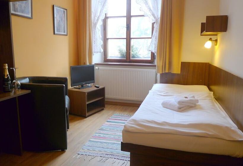 标准单人间, Pension City